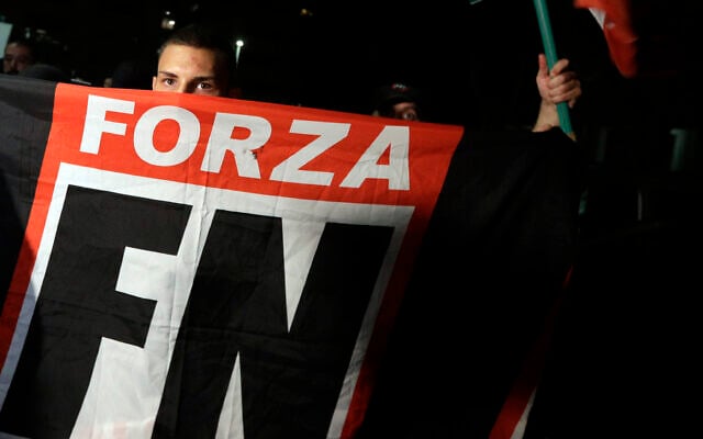 Des manifestants de groupes d'extrême droite, Forza Nuova et Roma ai Romani (Force nouvelle et Rome aux Romains) marchent près d'un refuge pour migrants et réfugiés pour protester contre leur présence à Rome, le vendredi 8 septembre 2017. (Crédit : AP/Gregorio Borgia )