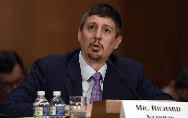 L'ancien coordinateur adjoint principal du département d'État pour la politique des sanctions, Richard Nephew, témoigne devant la commission bancaire du Sénat au Capitole à Washington, DC, le mardi 4 juin 2019, lors d'une audience sur "la confrontation des menaces de la Chine. (AP/Susan Walsh) L'ancien coordinateur adjoint principal du département d'État pour la politique des sanctions, Richard Nephew, témoigne devant la commission bancaire du Sénat au Capitole à Washington, DC, le mardi 4 juin 2019, lors d'une audience sur "la confrontation des menaces de la Chine. (AP/Susan Walsh)
