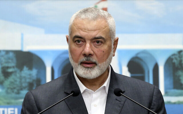 Le chef du Hamas Ismail Haniyeh pendant une conférence de presse après une rencontre avec le président libanais Michel Aoun au palais présidentiel à l'est de Beyrouth, au Liban, le 28 juin 2021. (Crédit : Dalati Nohra/ Lebanese Official Government via AP) Le chef du Hamas Ismail Haniyeh pendant une conférence de presse après une rencontre avec le président libanais Michel Aoun au palais présidentiel à l'est de Beyrouth, au Liban, le 28 juin 2021. (Crédit : Dalati Nohra/ Lebanese Official Government via AP)