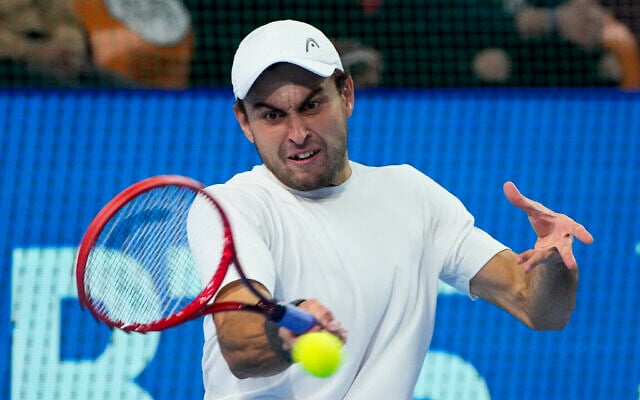 Aslan Karatse lors du match final du simple messieurs du tournoi de tennis Kremlin Cup à Moscou, en Russie, le 24 octobre 2021. (Crédit : AP Photo/Alexander Zemlianichenko) Aslan Karatse lors du match final du simple messieurs du tournoi de tennis Kremlin Cup à Moscou, en Russie, le 24 octobre 2021. (Crédit : AP Photo/Alexander Zemlianichenko)