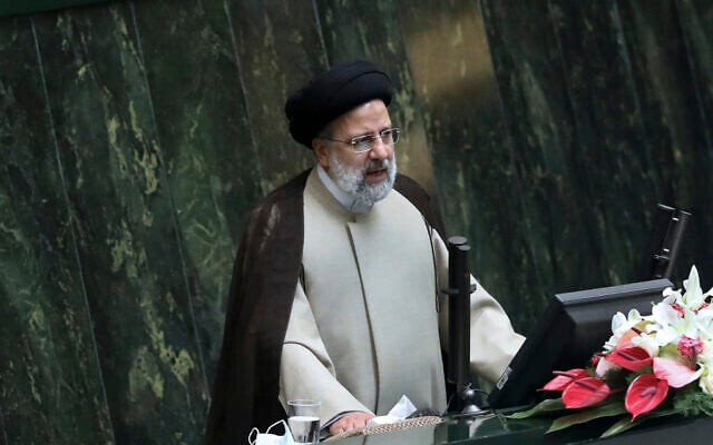 Le président iranien Ebrahim Raisi prend la parole lors d'une session conjointe des législateurs et des membres du cabinet au parlement, à Téhéran, en Iran, le 1er décembre 2021. (Crédit : Vahid Salemi/AP) Le président iranien Ebrahim Raisi prend la parole lors d'une session conjointe des législateurs et des membres du cabinet au parlement, à Téhéran, en Iran, le 1er décembre 2021. (Crédit : Vahid Salemi/AP)