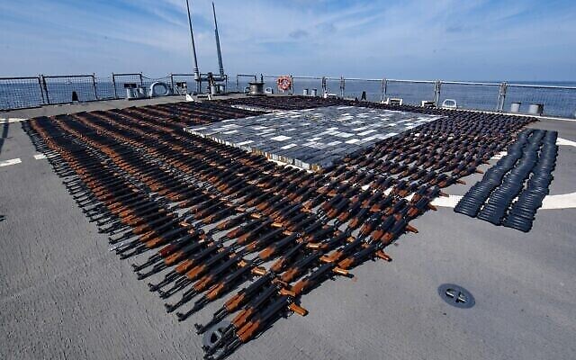 Des armes illicites saisies sur un navire de pêche apatride dans le nord de la mer d'Arabie, en provenance d'Iran et à destination du Yémen ravagé par la guerre, sont triées pour être inventoriées à bord du pont d'envol du destroyer lance-missiles USS O'Kane (DDG 77), sur une photo publiée 21 décembre 2021. (Crédit : Spécialiste de la communication Seaman Elisha Smith/US Navy via AP) Des armes illicites saisies sur un navire de pêche apatride dans le nord de la mer d'Arabie, en provenance d'Iran et à destination du Yémen ravagé par la guerre, sont triées pour être inventoriées à bord du pont d'envol du destroyer lance-missiles USS O'Kane (DDG 77), sur une photo publiée 21 décembre 2021. (Crédit : Spécialiste de la communication Seaman Elisha Smith/US Navy via AP)