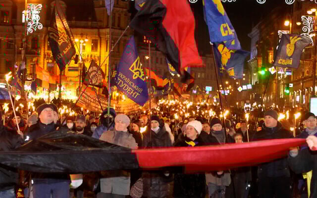 Des militants de divers partis nationalistes lors d'un rassemblement à Kiev, en Ukraine, le 1er janvier 2022. (Crédit : AP Photo/Efrem Lukatsky) Des militants de divers partis nationalistes lors d'un rassemblement à Kiev, en Ukraine, le 1er janvier 2022. (Crédit : AP Photo/Efrem Lukatsky)