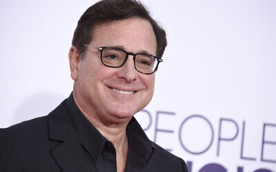 Bob Saget arrive aux People's Choice Awards au Microsoft Theater, le 18 janvier 2017, à Los Angeles. (Photo Jordan Strauss/Invision/AP, Archives)