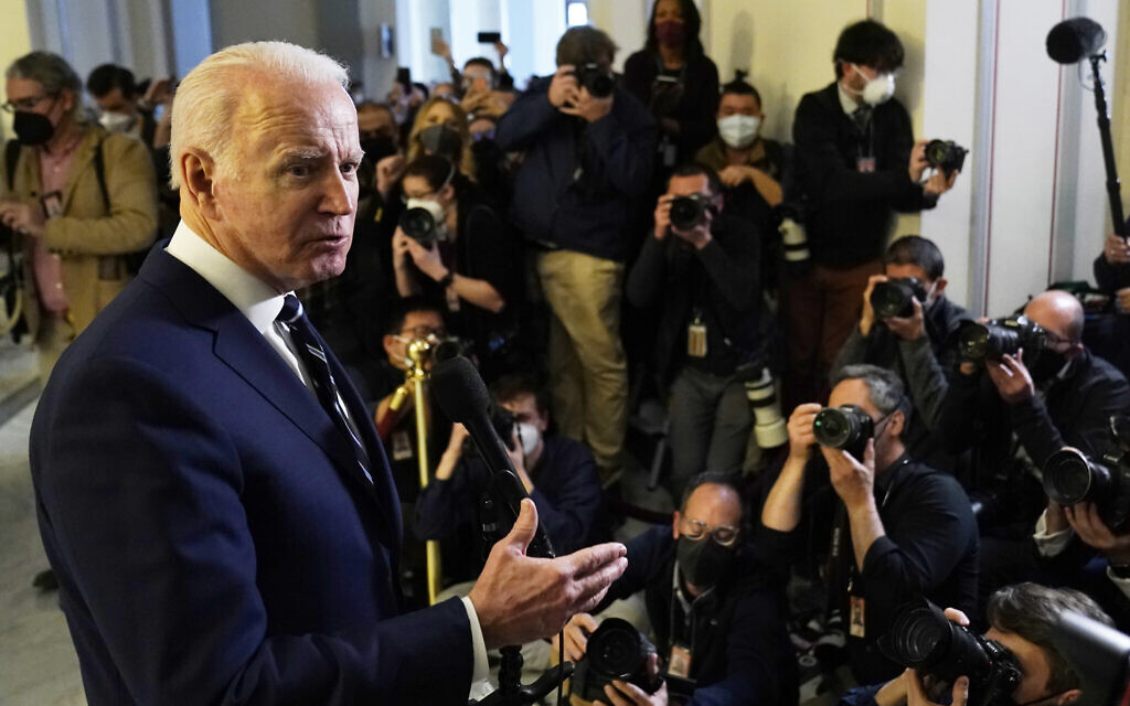 Le président Joe Biden parle aux médias après avoir rencontré en privé les démocrates du sénat au Capitole, à Washington, le 13 janvier 2022. (Crédit : AP Photo/Andrew Harnik) Le président Joe Biden parle aux médias après avoir rencontré en privé les démocrates du sénat au Capitole, à Washington, le 13 janvier 2022. (Crédit : AP Photo/Andrew Harnik)