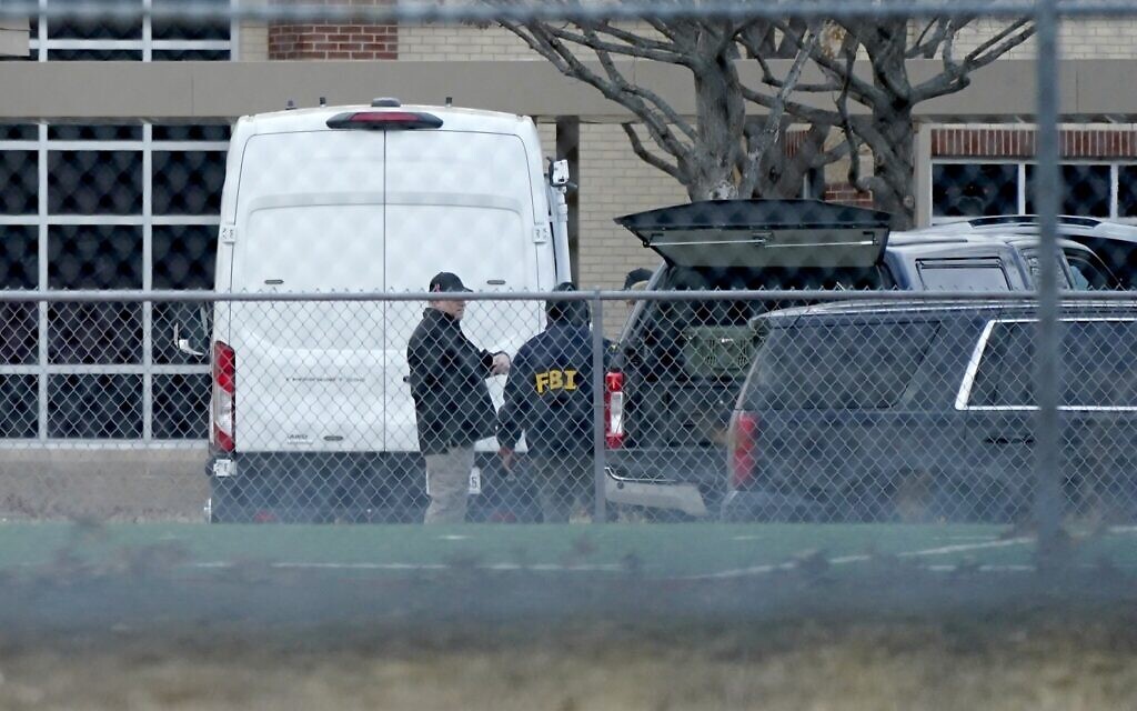 Des responsables du FBI au collège de Colleyville, près de la synagogue Beth Israel, le 15 janvier 2022. (Crédit : AP Photo/Tony Gutierrez) Des responsables du FBI au collège de Colleyville, près de la synagogue Beth Israel, le 15 janvier 2022. (Crédit : AP Photo/Tony Gutierrez)