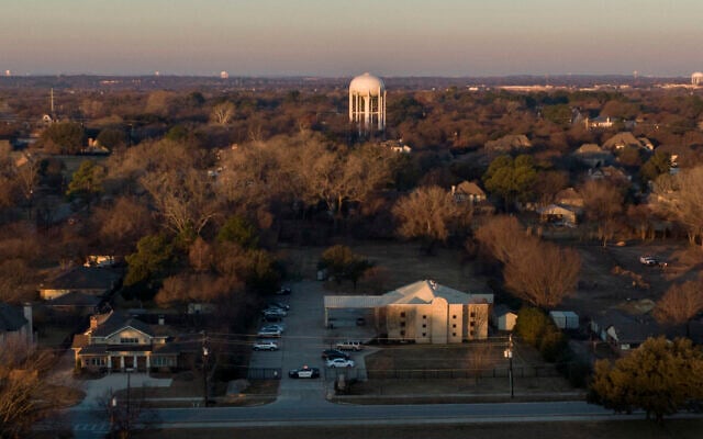 Des véhicules de police devant la synagogue Congregation Beth Israel, le 16 janvier 2022, à Colleyville, au Texas. (Crédit : AP Photo/Brandon Wade) Des véhicules de police devant la synagogue Congregation Beth Israel, le 16 janvier 2022, à Colleyville, au Texas. (Crédit : AP Photo/Brandon Wade)