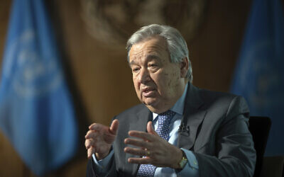Le Secrétaire général des Nations Unies, Antonio Guterres, s'exprime lors d'une interview au siège de l'ONU, le 20 janvier 2022, à New York. (Crédit : AP Photo/Robert Bumsted)