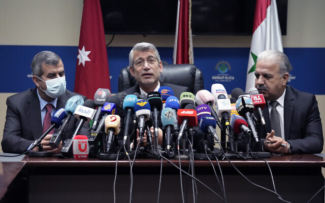 Le ministre libanais de l'Énergie Walid Fayyad, au centre, le ministre jordanien de l'Énergie Saleh Kharabsheh, à gauche, et le ministre syrien de l'Électricité Ghassan al-Zamil, donnent une conférence de presse avant de signer des accords pour acheminer l'électricité de la Jordanie via la Syrie vers le Liban, au ministère de l'Énergie et de l'Eau à Beyrouth, le mercredi 26 janvier 2022. (Crédit : AP Photo/Bilal Hussein) Le ministre libanais de l'Énergie Walid Fayyad, au centre, le ministre jordanien de l'Énergie Saleh Kharabsheh, à gauche, et le ministre syrien de l'Électricité Ghassan al-Zamil, donnent une conférence de presse avant de signer des accords pour acheminer l'électricité de la Jordanie via la Syrie vers le Liban, au ministère de l'Énergie et de l'Eau à Beyrouth, le mercredi 26 janvier 2022. (Crédit : AP Photo/Bilal Hussein)