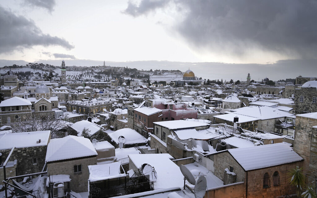La Vieille Ville de Jérusalem enneigée, le 27 janvier 2022. (Crédit : AP Photo/Mahmoud Illean)