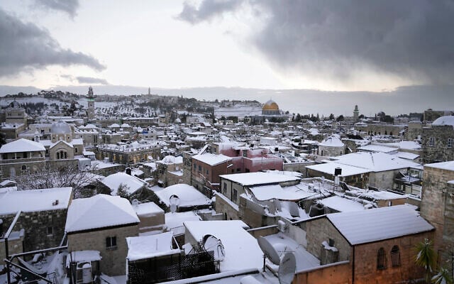 La Vieille Ville de Jérusalem enneigée, le 27 janvier 2022. (Crédit : AP Photo/Mahmoud Illean)