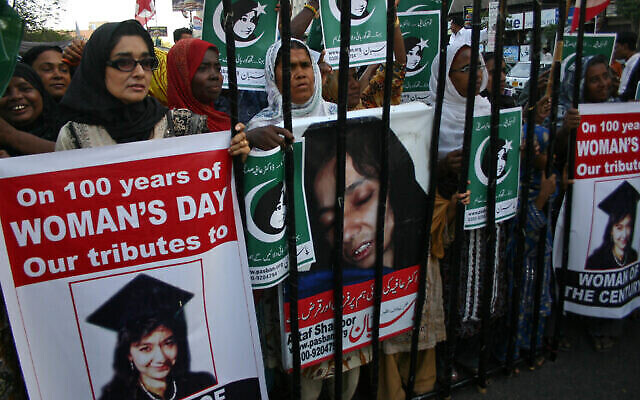 Rassemblement pour demander la libération d'Aafia Siddiqui, qui a été reconnue coupable en février 2010 de deux chefs de tentative de meurtre et qui est actuellement détenue aux États-Unis, lors de la Journée internationale de la femme à Karachi, au Pakistan, le mardi 8 mars 2011. (Crédit : AP Photo/ Farid Khan) Rassemblement pour demander la libération d'Aafia Siddiqui, qui a été reconnue coupable en février 2010 de deux chefs de tentative de meurtre et qui est actuellement détenue aux États-Unis, lors de la Journée internationale de la femme à Karachi, au Pakistan, le mardi 8 mars 2011. (Crédit : AP Photo/ Farid Khan)