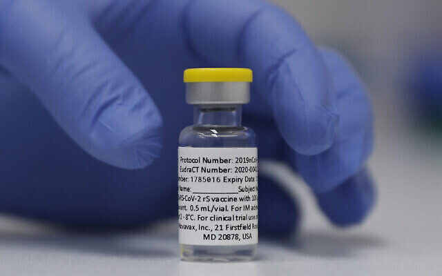Un flacon de la phase 3 du vaccin Novavax contre le coronavirus est vu prêt à être utilisé dans le cadre de l'essai à l'hôpital universitaire St. George à Londres, mercredi 7 octobre 2020 (AP Photo/Alastair Grant). Un flacon de la phase 3 du vaccin Novavax contre le coronavirus est vu prêt à être utilisé dans le cadre de l'essai à l'hôpital universitaire St. George à Londres, mercredi 7 octobre 2020 (AP Photo/Alastair Grant).