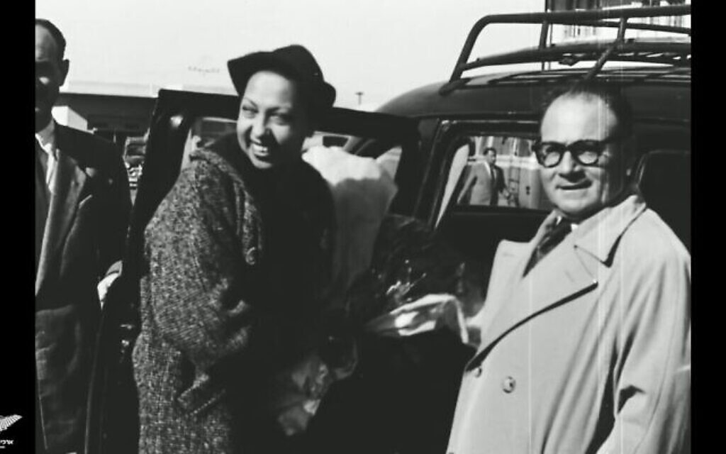 Joséphine Baker visite Israël en 1954 dans une séquence disponible aux Archives du film israélien. (Crédit :  capture d'écran de l'Israeli Film Archive et de la Cinémathèque de Jérusalem, archives d'État d'Israël/ via JTA)