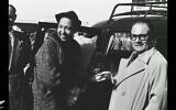 Joséphine Baker visite Israël en 1954 dans une séquence disponible aux Archives du film israélien. (Crédit :  capture d'écran de l'Israeli Film Archive et de la Cinémathèque de Jérusalem, archives d'État d'Israël/ via JTA)