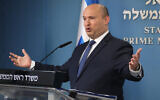 Le Premier ministre Naftali Bennett s'exprime lors d'une conférence de presse au bureau du Premier ministre à Jérusalem, le 2 janvier 2022. (Crédit : Emil Salman/Pool/Flash90)