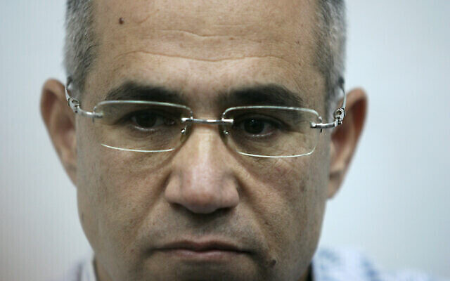 L'ancien PDG de la société de construction Heftsiba, Boaz Yona, attend son verdict au tribunal de district de Jérusalem, le mercredi 19 novembre 2008. (Crédit : Kobi Gideon/Flash90) L'ancien PDG de la société de construction Heftsiba, Boaz Yona, attend son verdict au tribunal de district de Jérusalem, le mercredi 19 novembre 2008. (Crédit : Kobi Gideon/Flash90)