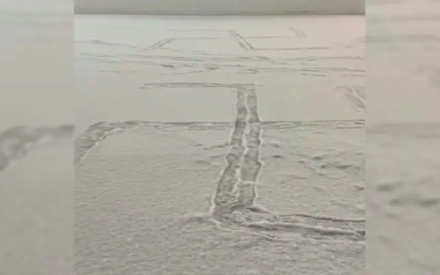 De larges croix gammées gravées sur la glace d’une patinoire de Ville Mont-Royal, au Canada. (Capture d’écran Twitter)
