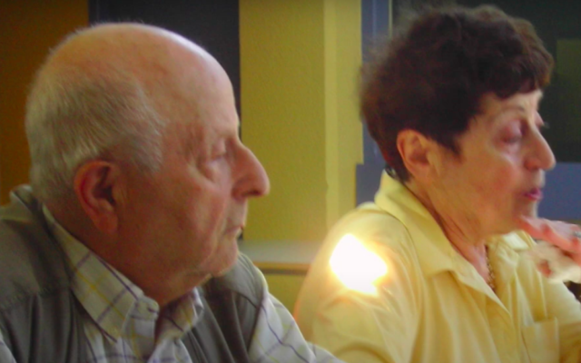 Jean Vaislic et sa femme, Marie, dans une école primaire à Roquettes en Haute-Garonne, en 2008. (Crédit : Collection personnelle / capture d’écran Pierre Lasry YouTube)