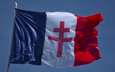 Drapeau flanqué d'une croix de Lorraine (Crédit : Pixabay/ThMilherou)