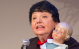 Inge Auerbacher, survivante du camp de concentration de Theresienstadt, parle de son enfance lors de la Journée fédérale inter-agences de commémoration de la Shoah 2013, au Lincoln Theater, le 17 avril 2013, à Washington. (Crédit : Lance Cheung/ Domaine public)