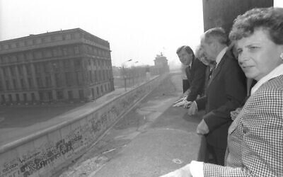 Illustration : Le président Chaïm Herzog et son épouse Aura, lors d'une visite à Berlin-Ouest, en 1987. (Crédit : Nati Harnik)