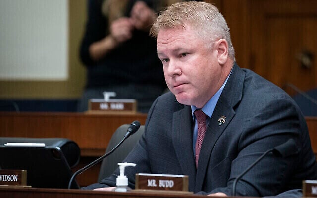 Le représentant Warren Davidson, R(républicain)-Ohio, écoute lors d'une audience de la Commission des services financiers de la Chambre des représentants, jeudi 30 septembre 2021, au Capitole à Washington. (Crédit : Al Drago/Pool via AP) Le représentant Warren Davidson, R(républicain)-Ohio, écoute lors d'une audience de la Commission des services financiers de la Chambre des représentants, jeudi 30 septembre 2021, au Capitole à Washington. (Crédit : Al Drago/Pool via AP)