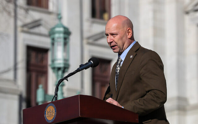 Le sénateur de Pennsylvanie Doug Mastriano prononce son discours lors d'un rassemblement contre les décrets de vaccination à Harrisburg, en Pennsylvanie, le 14 décembre 2021. (Crédits : Paul Weaver/SOPA Images/ LightRocket via Getty Images) Le sénateur de Pennsylvanie Doug Mastriano prononce son discours lors d'un rassemblement contre les décrets de vaccination à Harrisburg, en Pennsylvanie, le 14 décembre 2021. (Crédits : Paul Weaver/SOPA Images/ LightRocket via Getty Images)