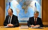 Le directeur général du ministère de la Défense Amir Eshel, à droite, et Rolf Wirtz de ThyssenKrupp Marine Systems signent un accord pour l'achat par Israël de trois sous-marins à la base militaire de la Kirya à Tel Aviv, le 20 janvier 2022. (Crédit : Ministère de la Défense)