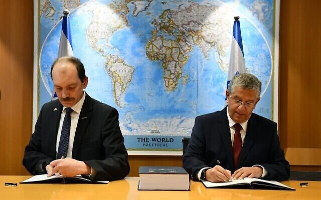 Le directeur général du ministère de la Défense Amir Eshel, à droite, et Rolf Wirtz de ThyssenKrupp Marine Systems signent un accord pour l'achat par Israël de trois sous-marins à la base militaire de la Kirya à Tel Aviv, le 20 janvier 2022. (Crédit : Ministère de la Défense) Le directeur général du ministère de la Défense Amir Eshel, à droite, et Rolf Wirtz de ThyssenKrupp Marine Systems signent un accord pour l'achat par Israël de trois sous-marins à la base militaire de la Kirya à Tel Aviv, le 20 janvier 2022. (Crédit : Ministère de la Défense)