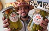 Edward Ilyasov, 29 ans, a quitté son emploi dans la finance pour ouvrir un magasin de cornichons à plein temps après des années d'insatisfaction. (Crédit : autorisation/ via JTA)