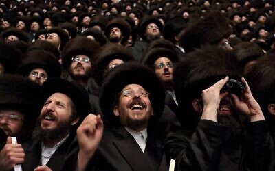 Des dizaines de milliers de Juifs ultra-orthodoxes de la communauté hassidique Belz assistent à la cérémonie de mariage du rabbin Shalom Rokach, petit-fils du rabbin Belz, avec Hana Batya Pener, à Jérusalem, le 22 mai 2013. (Crédit : Yaakov Naumi/Flash90)