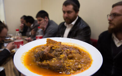 Le cholent, un ragoût juif traditionnel, au restaurant de Yoel à Meah Shearim, Jérusalem. De nombreux restaurants de Meah Shearim ouvrent tard le jeudi soir pour servir du cholent. Photo pris le 24 décembre 2015. (Crédit : Nati Shohat/Flash90)
