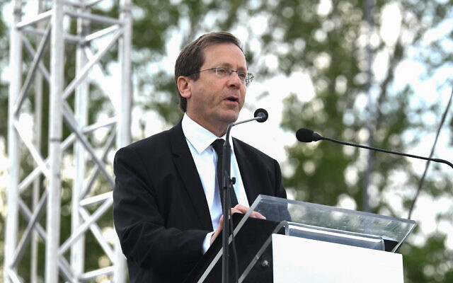 Isaac Herzog participe à la cérémonie de la Marche des vivants dans le camp) de concentration d'Auschwitz-Birkenau en Pologne, le 2 mai 2019. (Crédit : Yossi Zeliger/Flash90)