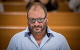 Illustration : Le député de la Liste arabe unie, Ofer Cassif à la Cour suprême de Jérusalem, le 22 août 2019. (Crédit : Yonatan Sindel/Flash90)