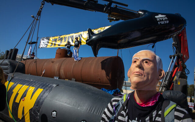 Des Israéliens protestent contre le Premier ministre de l'époque, Benjamin Netanyahu, devant une audience sur l'affaire des sous-marins, devant la Cour suprême à Jérusalem, le 25 janvier 2021. (Crédit : Olivier Fitoussi/Flash90) Des Israéliens protestent contre le Premier ministre de l'époque, Benjamin Netanyahu, devant une audience sur l'affaire des sous-marins, devant la Cour suprême à Jérusalem, le 25 janvier 2021. (Crédit : Olivier Fitoussi/Flash90)