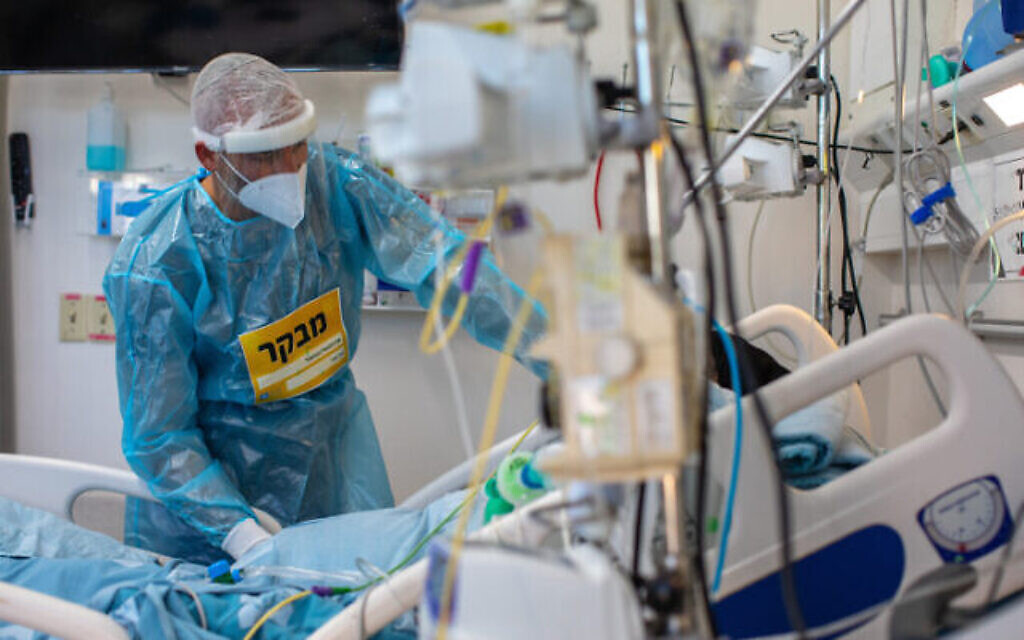 Des patients atteints par la COVID-19 et hospitalisés à Hadassah Ein Kerem reçoivent une visite de leur famille. (Crédit :  Olivier Fitoussi/Flash90)