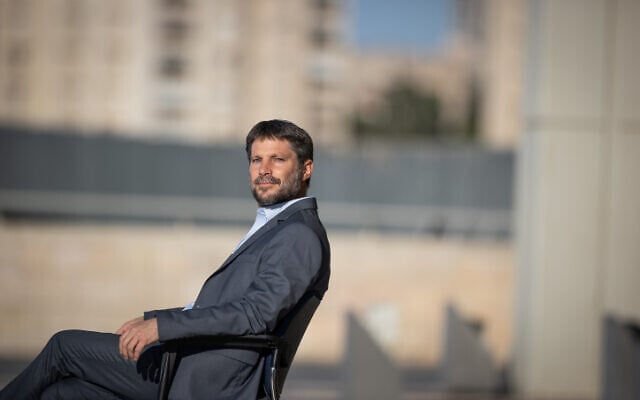 Bezalel Smotrich, leader du parti Sionisme religieux d'opposition, aux abords de la Knesset, le 13 juillet 2021. (Crédit : Yonatan Sindel/Flash90) Bezalel Smotrich, leader du parti Sionisme religieux d'opposition, aux abords de la Knesset, le 13 juillet 2021. (Crédit : Yonatan Sindel/Flash90)