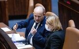 Le Premier ministre israélien Naftali Bennett parle avec la ministre de l'Économie et de l'Industrie Orna Barbivai à la Knesset, le 11 octobre 2021. (Crédit : Yonatan Sindel/Flash90)