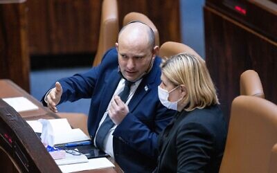 Le Premier ministre israélien Naftali Bennett parle avec la ministre de l'Économie et de l'Industrie Orna Barbivai à la Knesset, le 11 octobre 2021. (Crédit : Yonatan Sindel/Flash90)