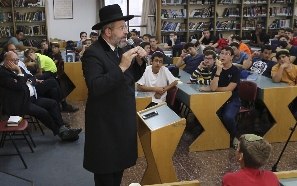 Le grand rabbin ashkénaze d'Israël David Lau visitant le lycée Neve Shmuel à Efrat, le 17 octobre 2021. (Crédit : Gershon Elinson/Flash90) Le grand rabbin ashkénaze d'Israël David Lau visitant le lycée Neve Shmuel à Efrat, le 17 octobre 2021. (Crédit : Gershon Elinson/Flash90)