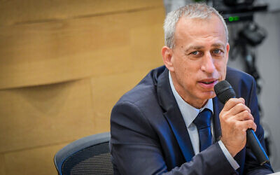 Le directeur général du ministère de la Santé, Nachman Ash, s'exprime lors d'une réunion à l'hôpital Sheba à Ramat Gan, le 24 octobre 2021. (Avshalom Sassoni/Flash90)