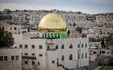 Vue du nouveau dôme doré construit au sommet de la mosquée Abdul Rachman à Beit Safafa, Jérusalem, le 16 décembre 2021 (Yonatan Sindel/Flash90).