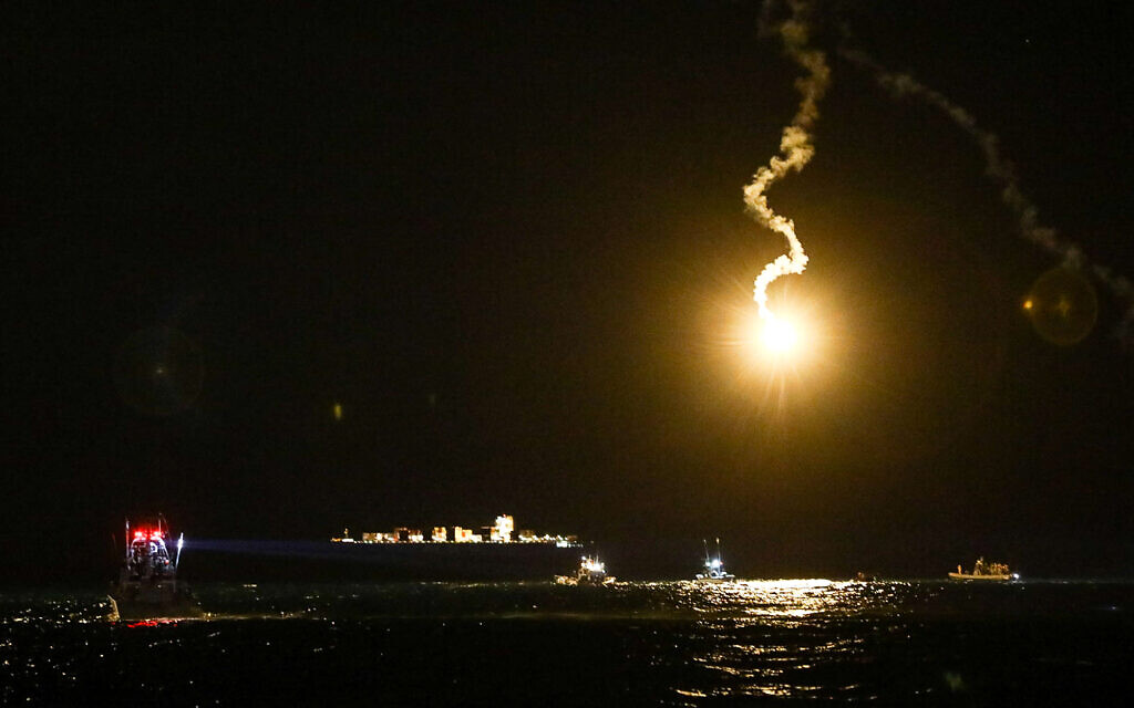 Une fusée éclairante de l'armée israélienne illumine le ciel pendant les recherches après le crash d'un hélicoptère militaire au large de Haïfa, dans la nuit du 3 janvier 2022. (Crédit : Alon Nadav/Flash90) Une fusée éclairante de l'armée israélienne illumine le ciel pendant les recherches après le crash d'un hélicoptère militaire au large de Haïfa, dans la nuit du 3 janvier 2022. (Crédit : Alon Nadav/Flash90)