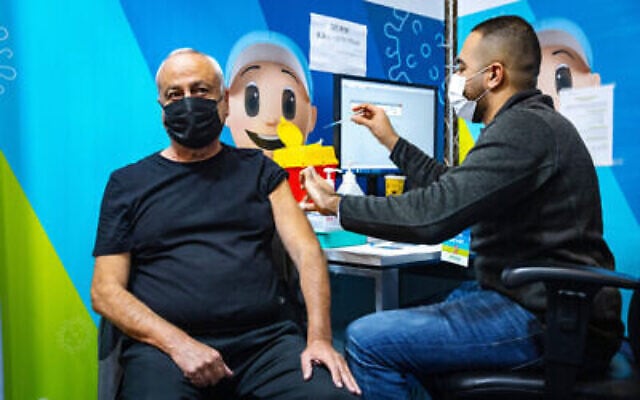 Un sexagénaire israélien reçoit une quatrième dose de vaccin contre la COVID-19 dans un centre de vaccination de la Clalit, le 3 janvier 2022. (Crédit :Olivier Fitoussi/Flash90) Un sexagénaire israélien reçoit une quatrième dose de vaccin contre la COVID-19 dans un centre de vaccination de la Clalit, le 3 janvier 2022. (Crédit :Olivier Fitoussi/Flash90)