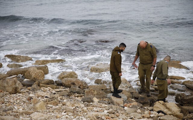 Les soldats israéliens recherchent des pièces d'un hélicoptère qui s'est abîmé en mer, au large de Haïfa, dans le nord d'Israël, le 4 janvier 2022. (Crédit : Shir Torem/Flash90) Les soldats israéliens recherchent des pièces d'un hélicoptère qui s'est abîmé en mer, au large de Haïfa, dans le nord d'Israël, le 4 janvier 2022. (Crédit : Shir Torem/Flash90)