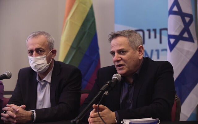 Le ministre de la Santé Nitzan Horowitz, à droite, et le directeur-général du ministère de la Santé Nachman Ash lors d'une conférence de presse sur la GPA à Tel Aviv, le 4 janvier 2021. (Crédit : Tomer Neuberg/FLASH90) Le ministre de la Santé Nitzan Horowitz, à droite, et le directeur-général du ministère de la Santé Nachman Ash lors d'une conférence de presse sur la GPA à Tel Aviv, le 4 janvier 2021. (Crédit : Tomer Neuberg/FLASH90)