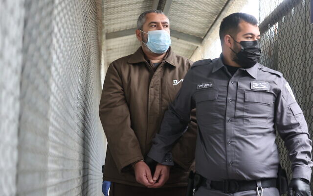 Muntasir Shalabi est amené dans la salle d'audience pour une audience au tribunal militaire israélien d'Ofer près de la ville de Ramallah en Cisjordanie, le 5 octobre 2021. (Crédit : Flash90) Muntasir Shalabi est amené dans la salle d'audience pour une audience au tribunal militaire israélien d'Ofer près de la ville de Ramallah en Cisjordanie, le 5 octobre 2021. (Crédit : Flash90)