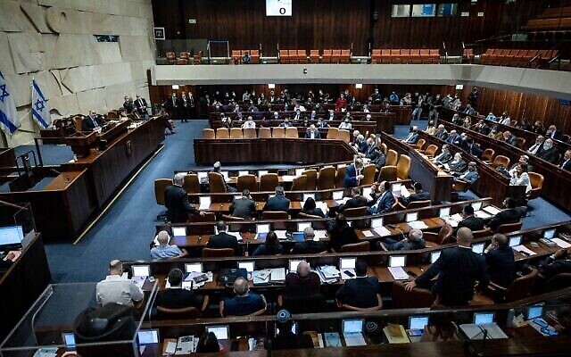Une séance plénière à la Knesset de Jérusalem, le 5 janvier 2022. (Crédit : Yonatan Sindel/Flash90) Une séance plénière à la Knesset de Jérusalem, le 5 janvier 2022. (Crédit : Yonatan Sindel/Flash90)