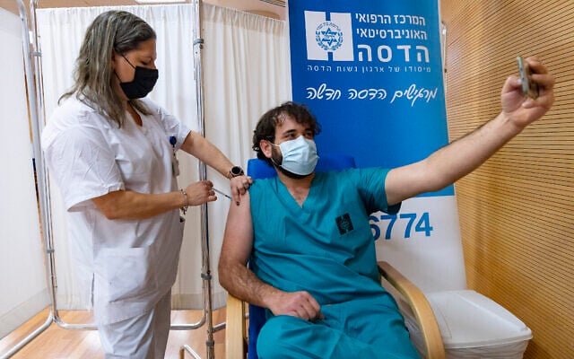 Des employés du secteur médical et des membres de leur famille reçoivent une quatrième dose de vaccin contre la COVID-19 à l'hôpital Hadassah de Jérusalem, le 6 janvier 2022. (Crédit : Olivier Fitoussi/Flash90) Des employés du secteur médical et des membres de leur famille reçoivent une quatrième dose de vaccin contre la COVID-19 à l'hôpital Hadassah de Jérusalem, le 6 janvier 2022. (Crédit : Olivier Fitoussi/Flash90)